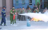 Xem các em nhỏ dập lửa, thoát hiểm trong đám cháy
